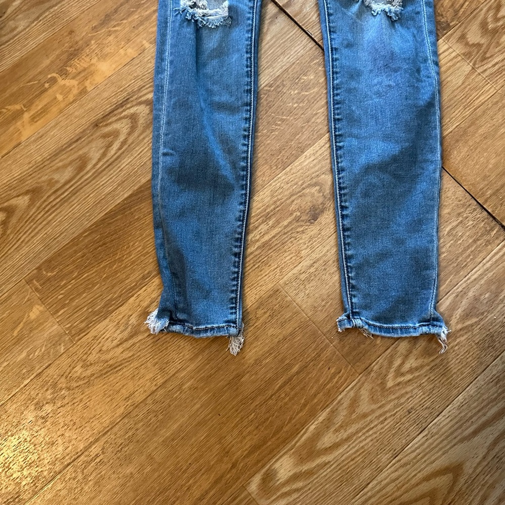 American Eagle Outfitters - Picture 4 of 10